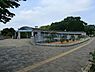 周辺：根岸森林公園まで1078m、なだらかな敷地いっぱいに広がる芝生広場。多彩な樹木による四季折々の景観も素晴らしく桜の季節は壮大で美しい景観が拡がります