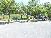 新石川公園まで1030m、園内は2段になっていて上段にはグラウンド、下段にはブランコ・鉄棒などがあります。ロング滑り台もあります。
