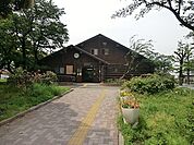 柏葉公園ログハウスまで715m、雨でも元気に遊べる室内公園　絵本や幼児遊具も充実