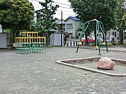 渡田第一公園まで893m、住宅街の十分な広さの公園です。ブランコ・滑り台などの遊具があり、ベビーカーで入れますので、小さなお子様も楽しめます。