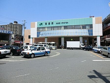 鴨居駅(JR横浜線)まで1434m、近くにららぽーと横浜がありスーパーやファストフード店も充実。JR横浜線で横浜駅まで20分。北口には鶴見川が流れる。