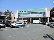 鴨居駅（ＪＲ横浜線）まで1434m、近くにららぽーと横浜がありスーパーやファストフード店も充実。ＪＲ横浜線で横浜駅まで20分。北口には鶴見川が流れる。