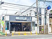 京浜急行電鉄本線「井土ヶ谷」駅まで854m、横浜駅まで8分の便利なベッドタウン。駅前には必要な物が揃う商業施設が点在。