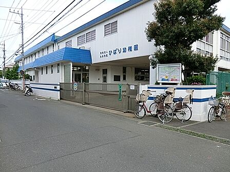 ひばり幼稚園まで1085m、動植物に身近に触れられる自然豊かな園庭、心弾む遊具、知的好奇心を刺激する玩具や絵本に触れ、豊かな創造性を引き出します。