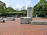 周辺：霧が丘公園  こどもログハウスまで2134m、グラウンドやログハウスのほか、山のすそ野には小川と「カエデとシランの小径（こみち）」があり、遊具以外も楽しめる公園です
