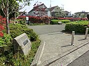 三保中通公園まで595m、中心が花壇になったサークルベンチがあります