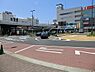 周辺：ＪＲ横浜線　中山駅まで1384m、ＪＲ横浜線とグリーンラインが乗り入れている。駅周辺は商業施設で賑わい、緑区総合庁舎・四季の森公園がある。