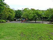 洋光台駅前公園まで513m、木々の木漏れ日の下で、涼を取る事も出来ます。見通しの良い公園ですので、お子様を安心して遊ばせられます。