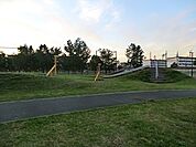 新鶴見公園まで873m、横須賀線の線路沿いにある公園。SL型遊具や滑り台などの遊具、運動広場、郷土資料館の四季の郷があります。