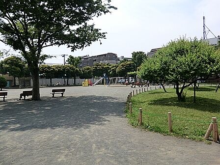 岡野公園まで1067m、野球場やプール、複合遊具のある公園。近くのサミットストアにはお子様連れで入れる飲食店もあるので気軽に遊びに行けそうです。