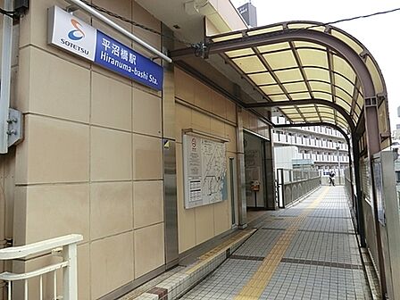 平沼橋駅(相鉄線)まで742m、横浜駅からも平坦で歩いてこられる利便性のよいエリア。お買いものも近隣スーパーや横浜駅利用で住み良い街です。