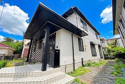 外観：《外観》　■家族みんなが落ち着ける場所。明るい空間で心も暖か、朝から爽やかな気分。寝る時も包みこまれるようにふんわりと。家にいることが心と体に優しい暖かな暮らし。