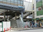 京浜急行電鉄逗子線　六浦駅まで695m、湘南地区に行く途中にある駅です。 小さな駅ですがとてもにぎわいを感じます。駅前にはコンビニや薬局があります