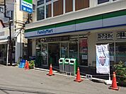 ファミリーマート平間駅前店まで74m