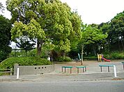 桂台公園まで762m、ベンチ、トイレ、健康遊具、ブランコ、鉄棒があります。木々の緑も豊かで、季節の移り変わりも感じられます。