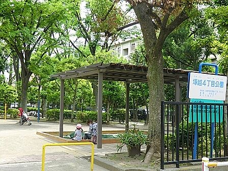 塚越4丁目公園まで413m、砂場や、鉄棒があり、見通しの良い明るい公園です。ベビーカーで入れて、小さなお子様とのんびり遊べます。