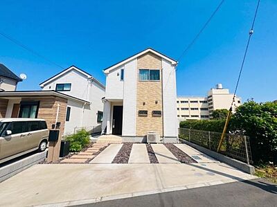 外観：《外観》　■機能性とデザイン性を兼ねそろえた理想の住まい。美しい外観やくつろぎの室内空間にふさわしい素材・形・色彩、上質感に満ちております。