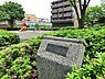 周辺：仲町台うさぎ公園まで959m、幼稚園バスが停車します。ブランコや滑り台があり幼児や保護者が安全に楽しく過ごす姿が見られます。