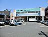 周辺：鴨居駅（ＪＲ横浜線）まで1465m、近くにららぽーと横浜がありスーパーやファストフード店も充実。ＪＲ横浜線で横浜駅まで20分。北口には鶴見川が流れる。