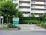 周辺：戸手本町はなの木公園まで576m、住宅街のスタンダードな公園です。ブランコ・滑り台などの遊具があり、ベビーカーで入れますので、小さなお子様も楽しめます。