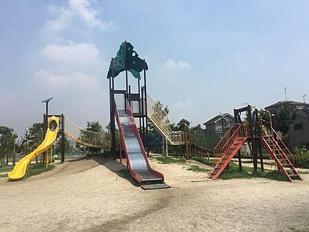 小田公園まで835m、軟式野球場や、じゃぶじゃぶ池広場、赤と黄色のカラフルな大型すべり台などがあり、子供たちが楽しめる公園です。