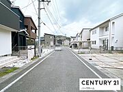 【前面道路】現地の前の道です！道幅は約6ｍで広々しています！