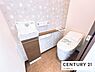 トイレ：すっきりとしたデザインの、温水洗浄便座付きトイレです。大きな形状の手洗いボウルが嬉しいですね。