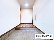 明るい広々とした玄関