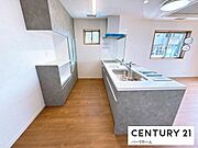 家族が集まるリビングは小物が散乱しがち。キッチン裏の収納なら、使いたい時にすぐ手が届き、片付けもラクラク。爪切りやペンなど、迷子になりやすい物の指定席として大活躍します。