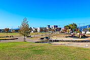 えんま堂公園まで1663m、こども向けの遊具や芝生広場、水遊び場、砂場もある公園。