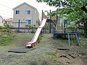下倉田小松ケ丘公園まで744m、大きな複合滑り台、ジャングルジムから登ったり網から登ったり。 ボール遊びが出来る運動広場も充分な広さ。