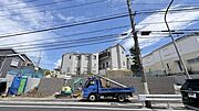 《前面道路》　■前面道路が広く、開放的です。日当たりも良好です。