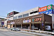 ライフ戸塚汲沢まで1727m、広い店内は、所狭しと商品が陳列してあります。お目当てのモノもきっと見つかる宝探し。ゆっくりお買い物を楽しめます。