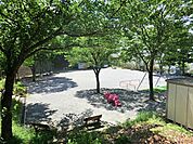 平楽公園まで355m、高台にある地域の憩いの公園。ユニークな遊具と広場が魅力で、春には園内の桜が咲き、穏やかな雰囲気に包まれます。