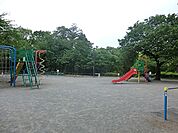 常盤公園まで400m、サッカー場、アーチェリー施設、テニスコート、滑り台付きの遊び場のある緑豊かな公園