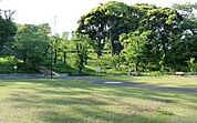 横浜市児童遊園地まで1112m、四季の移ろいや安らぎを感じられる緑豊かな公園。運動広場、遊び場、花畑、コイなどの生息する池もありご家族で楽しめます。
