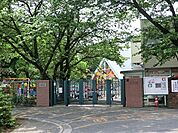 汐見台中央幼稚園まで339m、昭和39年4月汐見台団地の中心部に汐見台幼稚園として開園。静かで広々、小動物のいる幼稚園です。
