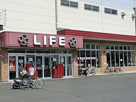 ライフ鎌倉大船モール店まで106m、広い店内は、所狭しと商品が陳列してあります。お目当てのモノもきっと見つかる宝探し。ゆっくりお買い物を楽しめます。