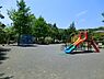 周辺：関ヶ谷公園まで519m、子どもが走り回れる広さの公園です。きれいに整備された気持ちの良い空間で遊べます。