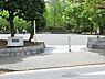 周辺：富岡公園まで890m、遊具は特になく、スポーツやウォーキングなどがメイン。今では少ない壁当て練習ができる公園。