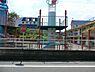 周辺：綾瀬幼稚園まで281m、預かり保育、スポーツクラブなどの課外教室あり