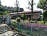 周辺：横浜市杉田保育園まで733m、小高い丘の上にある60名定員の小さく可愛らしい保育園。子供達はみな元気いっぱいで明るくのびのびと生活しています。