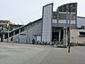 周辺：相鉄線瀬谷駅まで1321m、地下1階・地上10階建ての「ライブゲート瀬谷」が屋根付きのペデストリアンデッキで駅と直結された。1・2階は商業施設。