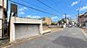 その他：《前面道路》　道路と敷地はフラットな地形です。