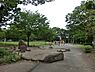 周辺：虹ケ丘公園まで766m、銀杏をはじめ様々な樹木が植えられており秋が深まると色とりどりの紅葉を楽しめる。敷地面積は約2ヘクタールで野球場もある。