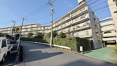 外観:東急田園都市線の宮前平駅まで徒歩圏内の好立地♪宮前区らしい都市と緑が調和する落ちつきある閑静な住宅地内に佇むマンションです。駐車場は平置きで確保されてますので、マンション敷地が広く開放的な佇まいです! 外観:東急田園都市線の宮前平駅まで徒歩圏内の好立地♪宮前区らしい都市と緑が調和する落ちつきある閑静な住宅地内に佇むマンションです。駐車場は平置きで確保されてますので、マンション敷地が広く開放的な佇まいです!