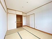 たっぷり収納できる押入付き！