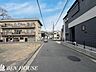 外観：前面道路含む外観・現地周辺は落ち着いた環境でのびのびと過ごせそうです。