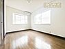 洋室：住まう方でカスタマイズしていただけるシンプルなデザインの内装。