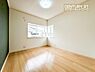 洋室：住まう方でカスタマイズしていただけるシンプルなデザインの内装。